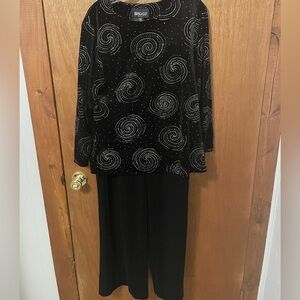 Briggs New York Black Swirl Design Top with Sz 8 velvet pants